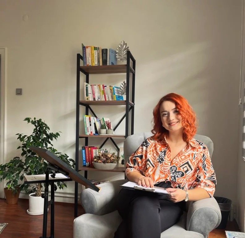 Psk. | Bilim Uzmanı Elif Çetinkaya terapi ofisinde